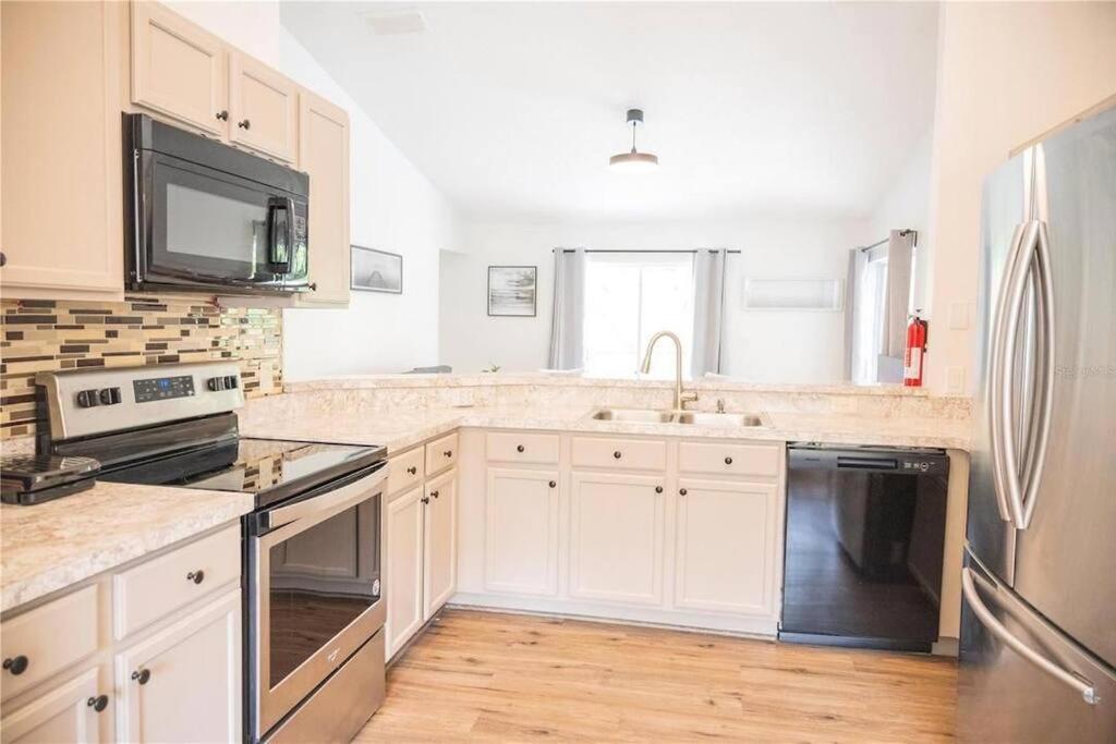 Away From Close To Parks - Pet Friendly Davenport